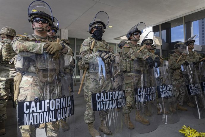 Archivo - June 14, 2025, Los Angeles, California, USA: The California National Guard blocks protestors from nearing the Robert Young Federal Building.