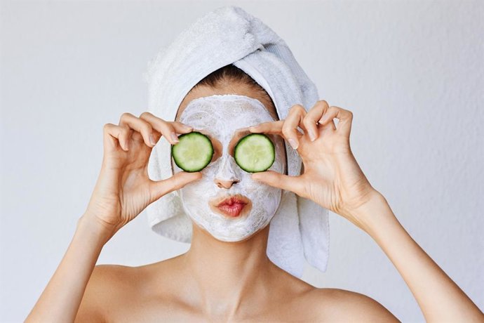 Archivo - Cuidado de la piel. Mujer con crema.