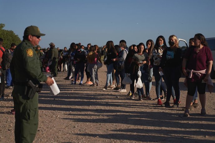 Archivo - Imagen de archivo de migrantes en la frontera entre México y EEUU.
