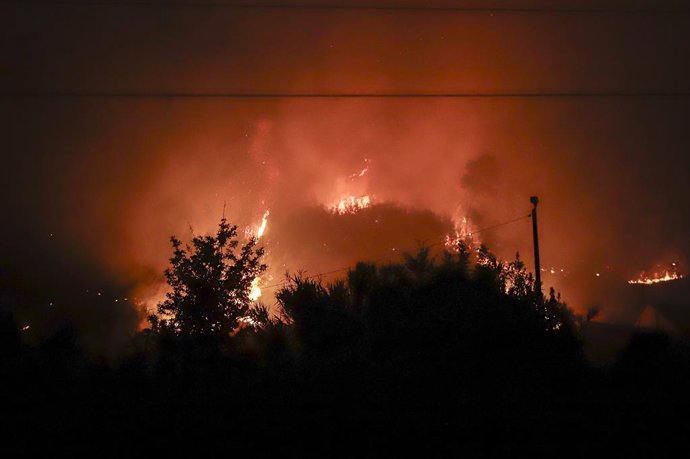 Vista del incendio, a 30 de julio de 2025, en A Cañiza, Pontevedra, Galicia (España). El municipio pontevedrés registra dos incendios simultáneos, que se han iniciado en la tarde de este miércoles. Uno de ellos, en la parroquia de O Couto, ha obligado a q