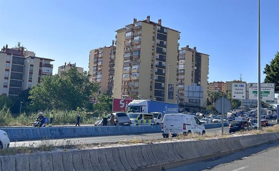 Archivo - Imagen de archivo de un accidente en la A-7, denunciado por provocar retenciones