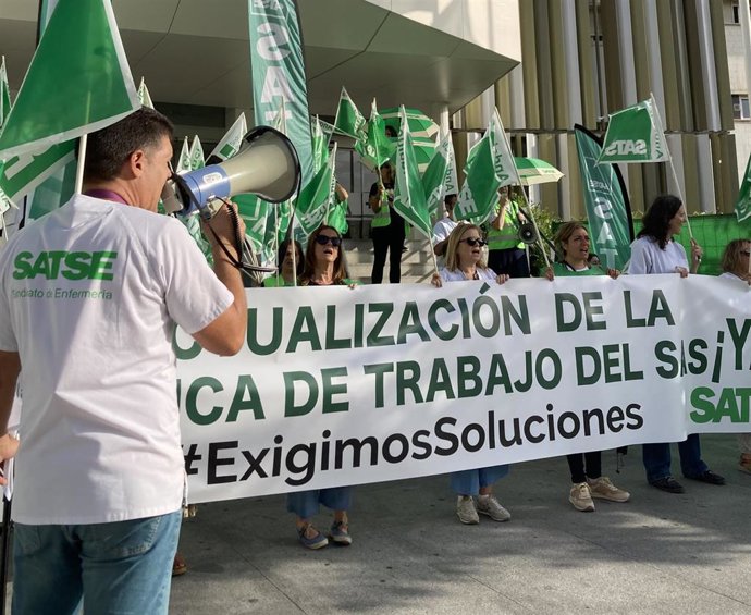 Archivo - Protesta de Satse para exigir la actualización de la bolsa de empleo temporal del SAS.