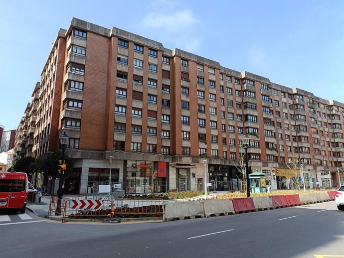 Archivo - Obras de renovación integral de la plaza de El Continental, en Gijón. (Archivo)