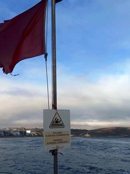 Bandera roja en una playa de Canarias