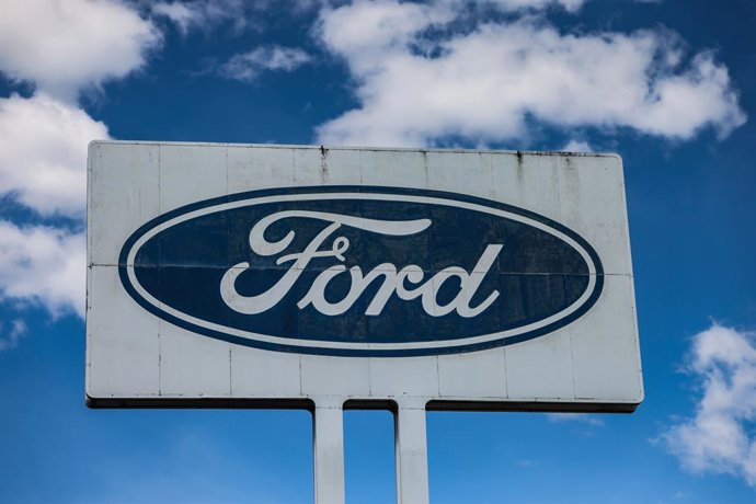 Archivo - FILED - 09 May 2025, North Rhine-Westphalia, Cologne: A logo stands in front of the Ford plant. US carmaker Ford is facing a bleak future in Europe, an industry expert has said. Photo: Oliver Berg/dpa