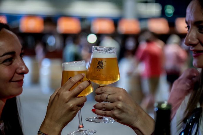 Archivo - Dos mujeres catan unas cervezas en copa de cristal 