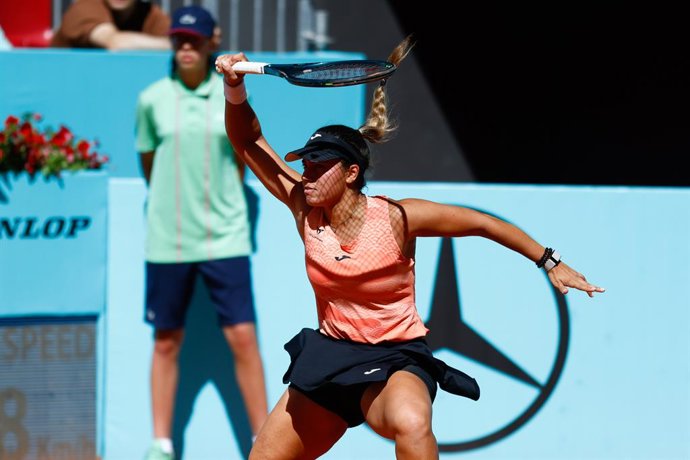 Archivo - Jessica Bouzas Maneiro of Spain plays against Magdalena Frech of Poland during the Mutua Madrid Open 2025, ATP Masters 1000 and WTA 1000 tennis tournament, celebrated at Caja Magica on April 24, 2025 in Madrid, Spain.