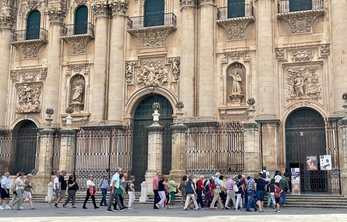 Archivo - Turistas en la Catedral de Jaén. (Foto de archivo).