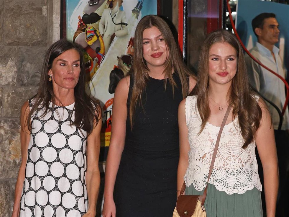 La Reina Letizia, la Princesa Leonor y la Infanta Sofía salen del cine Rivoli donde han visto 'En un lugar de la mente', protagonizada por José Corbacho y Catalina Solivellas