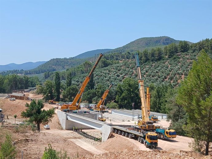Colocación de las primeras vigas en el nuevo puente del Aguadero
