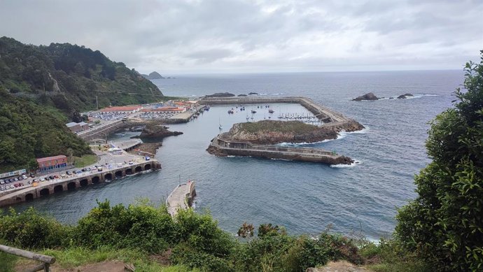 Archivo - Cudillero, turismo en Asturias. Faro y Puerto de Cudillero. Playa del Óleo