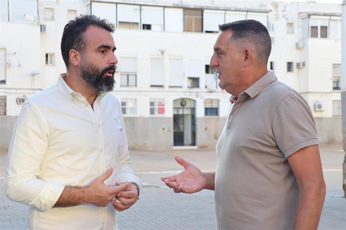 El diputado en el Congreso del PSOE por Córdoba y portavoz en la Comisión de Inclusión, Alberto Mayoral (izda.).