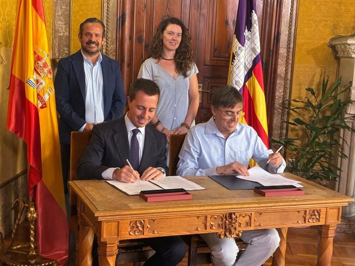 El presidente del Consell de Mallorca, Llorenç Galmés, y el gerente de la Fundació Es Garrover, Gori Molina, firman un nuevo convenio en materia de violencia machista