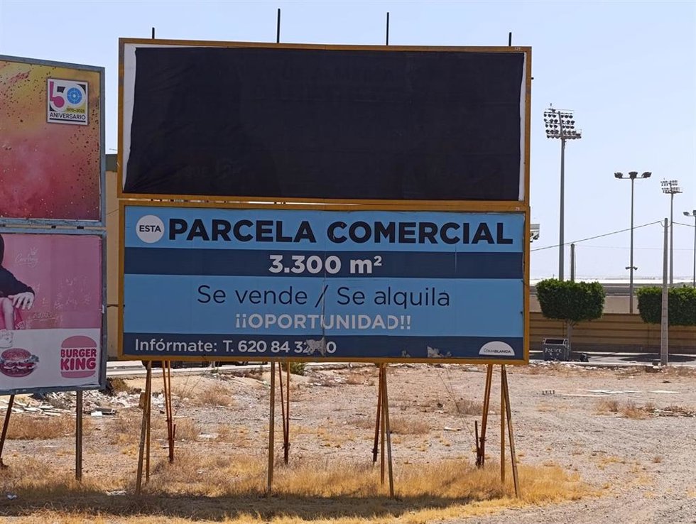 Una de las vallas publicitarias instaladas en El Ejido (Almería), cubierta con una lona negra.