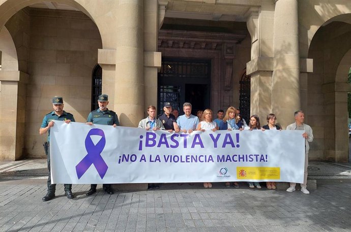 La Delegación del Gobierno mantiene un minuto de silencio como muestra de condena ante el asesinato machista de Zizur