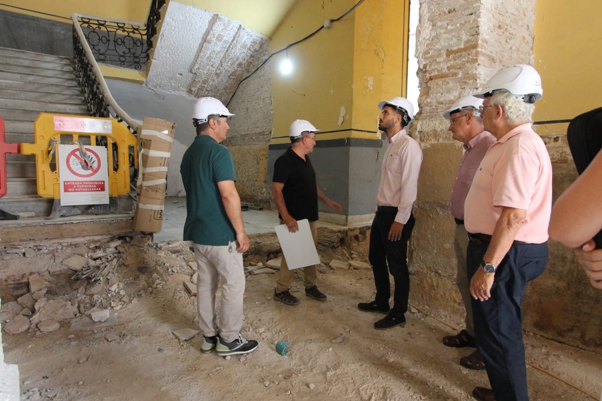Los trabajos de recuperación del Palacio Almodóvar permiten descubrir un tramo de la muralla medieval y un foso