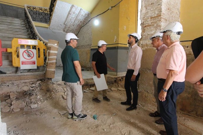 Visita del director general de Patrimonio Cultural a las obras del Palacio de Almodovar