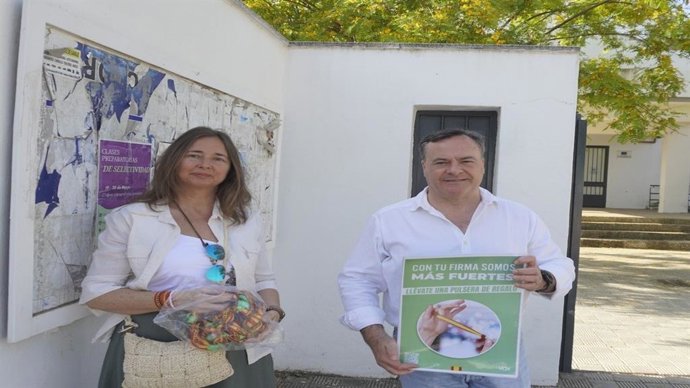 La portavoz adjunta, Gloria Gamonoso, y el portavoz de Vox en el Ayuntamiento de Espartinas (Sevilla), Rafael García Ortiz.