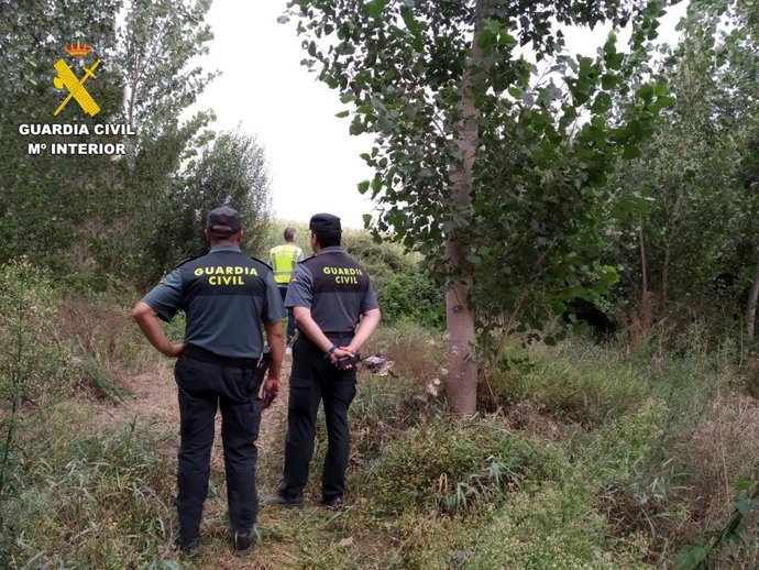 Agentes de la Guardia Civil durante las labores de búsqueda del varón desaparecido en Villar del Puerto (León).