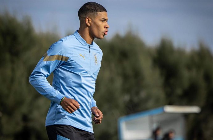 Archivo - El defensor Santiago Mouriño, durante un entrenamiento con la selección de Uruguay.