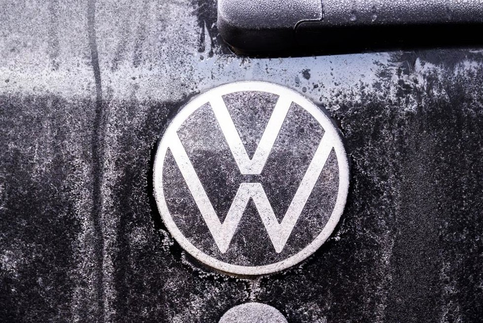 Archivo - 03 February 2025, Lower Saxony, Hanover: Hoarfrost from the frost covers a logo on a Volkswagen. The tariffs imposed by US President Trump against Canada could cause problems in Europe - at least for Volkswagen. The Wolfsburg-based company is 