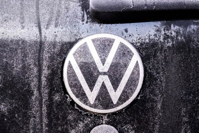 Archivo - 03 February 2025, Lower Saxony, Hanover: Hoarfrost from the frost covers a logo on a Volkswagen. The tariffs imposed by US President Trump against Canada could cause problems in Europe - at least for Volkswagen. The Wolfsburg-based company is pl
