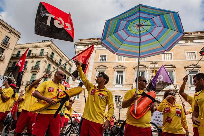 Una treintena de socorristas han protestado frente al Ayuntamiento de Barcelona para pedir mejores condiciones de trabajo.