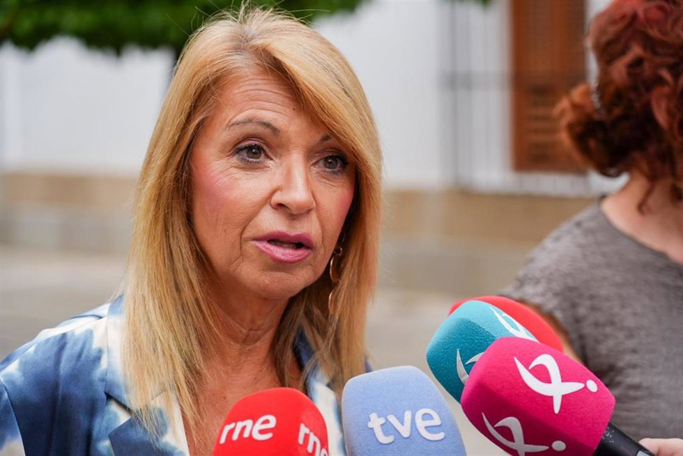 La portavoz del Grupo Parlamentario Socialista en la Asamblea de Extremadura, Piedad Álvarez, atiende a los medios