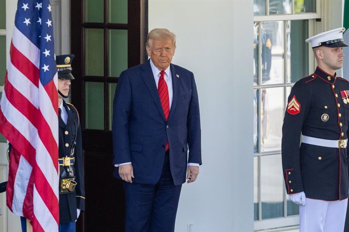 Archivo - WASHINGTON, April 17, 2025  -- U.S. President Donald Trump (C) waits to welcome Italian Prime Minister Giorgia Meloni at the White House in Washington, D.C., the United States, on April 17, 2025. Italian Prime Minister Giorgia Meloni met with U.