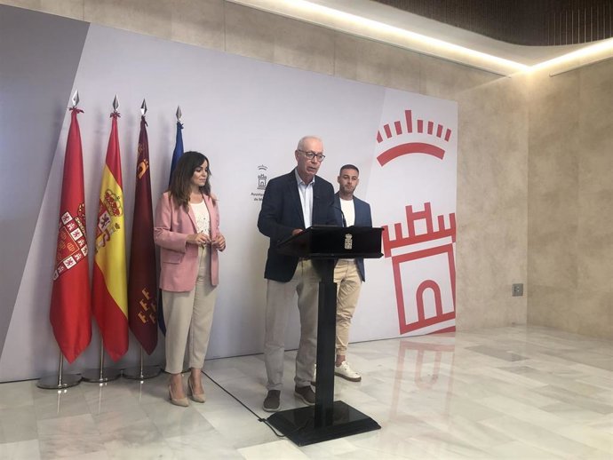 Archivo - El concejal de Planificación Urbanística, Huerta y Medio Ambiente de Murcia, Antonio Navarro, acompañado de los ediles Rebeca Pérez y Miguel Ángel Noguera