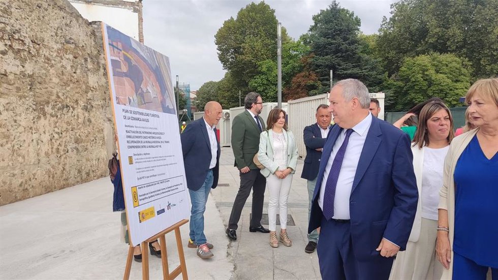El ministro de Industria y Turismo, Jordi Hereu, en su visita a las obras de recuperación de la Muralla Medieval de Avilés.