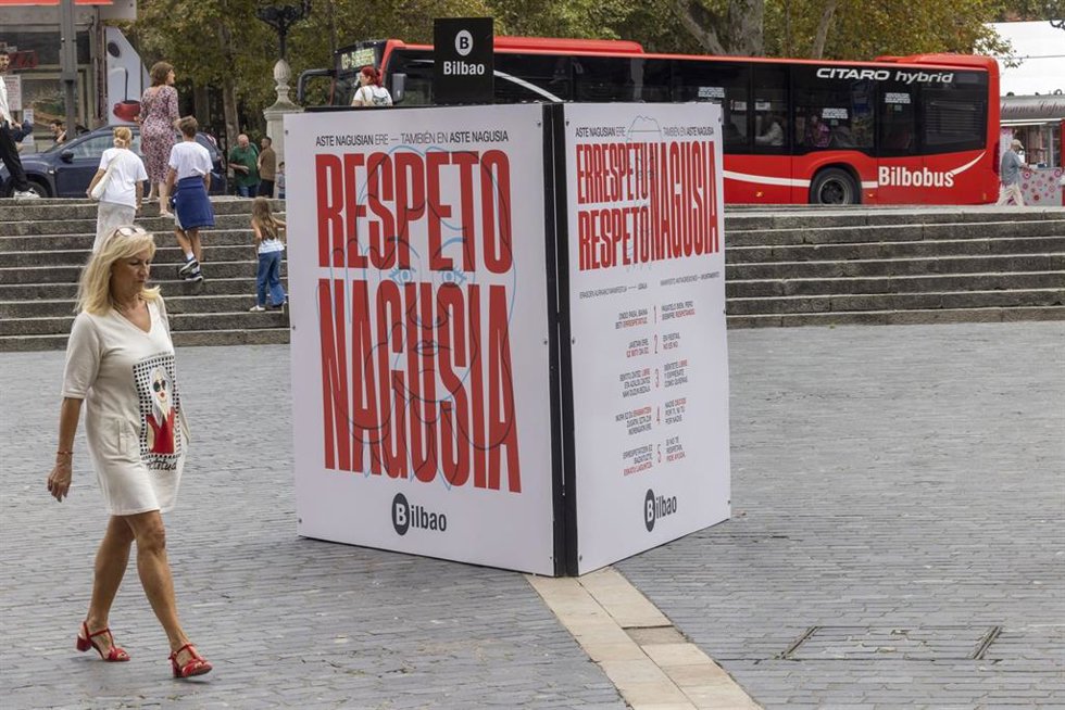 Archivo - Cartel 'Respeto Nagusia' en Bilbao