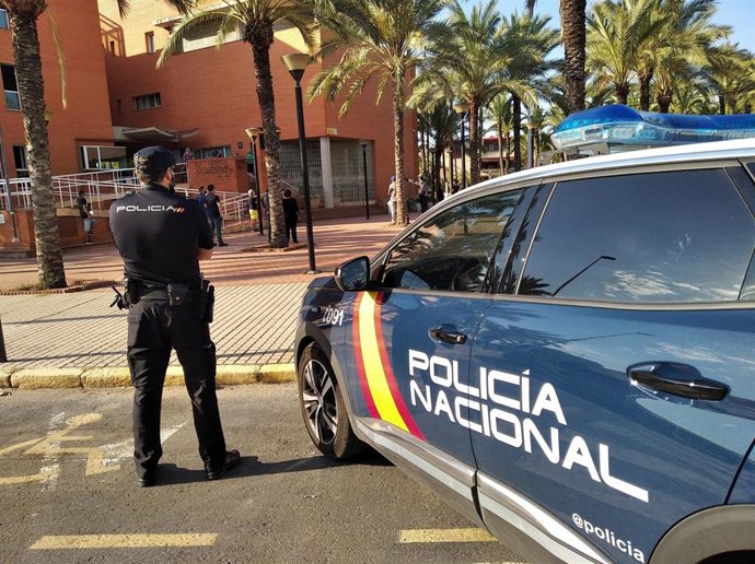 Archivo - Imagen de archivo de un agente de la Policía Nacional