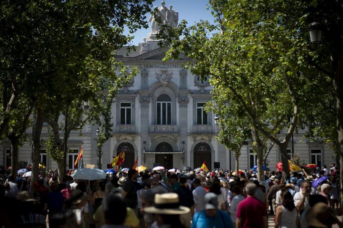 Archivo - Decenas de personas durante una concentración de jueces y fiscales frente al Tribunal Supremo, a 28 de junio de 2025, en Madrid (España). 