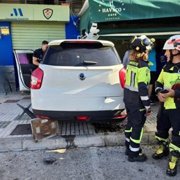Cuatro heridos tras cochar un vehículo contra un local en Torre de Benagalbón