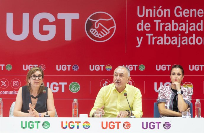 El secretario general de UGT, Pepe Álvarez, la vicesecretaria general del sindicato, Lola Navarro (i), y la Responsable del Área Confederal de Mujer, Medea Gracia (d), durante una rueda de prensa, en la sede de UGT, a 1 de agosto de 2025, en Madrid (Españ