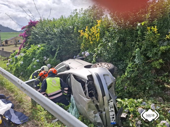 Coche accidentado en Villapedre (Navia).