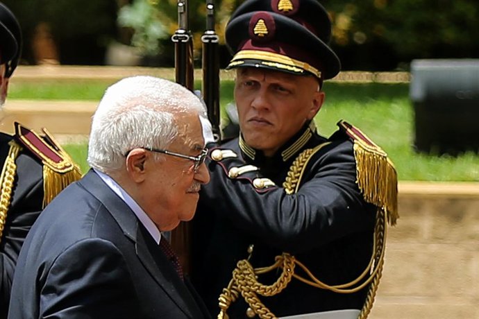 Archivo - May 22, 2025, Beirut, Beirut, Lebanon: Palestinian President Mahmoud Abbas (L) reviews honor guards upon his arrival to meet with the Lebanese prime minister at the Government Palace in Beirut. Abbas reaffirmed the State of Palestine's respect f