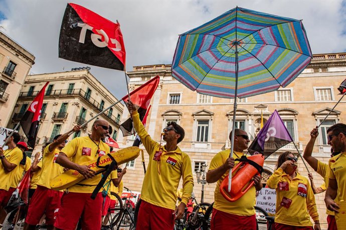 La protesta dels socorristes davant l'Ajuntament de Barcelona