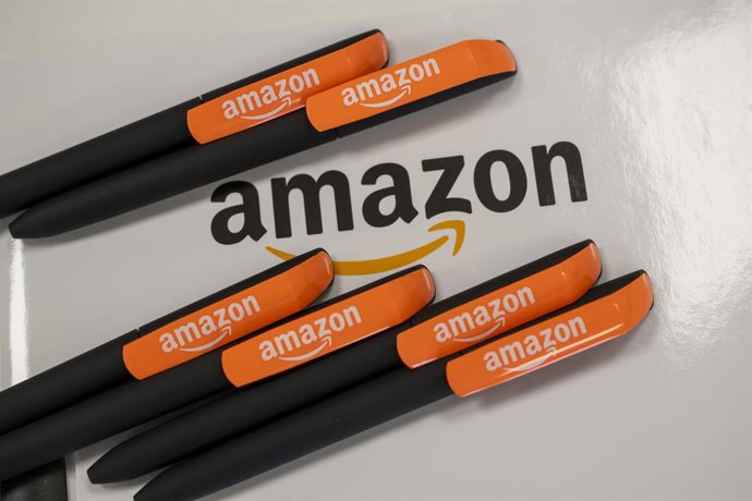Archivo - FILED - 14 November 2023, Bavaria, Erding: Pens with the Amazon logo lie on a writing pad at the official opening of the Amazon sorting center in Erding. Photo: Peter Kneffel/dpa