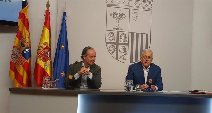El gerente de Expo Zaragoza Empresarial, Pedro Sas, y el consejero de Fomento, Vivienda, Logística y Cohesión Territorial del Gobierno de Aragón, Octavio López.
