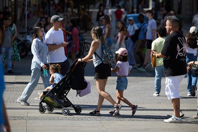 Una mujer con un carrito de bebé, a 15 de julio de 2025, en Madrid (España). Los nacimientos en España han descendido un 38% desde 2008, convirtiéndose en la tercera mayor caída de la Unión Europea solo detrás de Letonia (41%) y Grecia (40%). Los datos ha