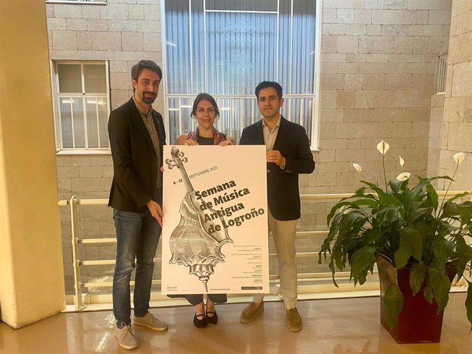 La concejala de Cultura del Ayuntamiento de Logroño, Rosa Fernández, el director general de Cultura, Roberto Iturriaga, y el director artístico de Rioja Filarmonía, Jorge Nicolás Manrique,