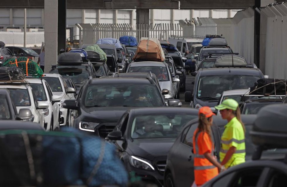 Archivo - Numerosos vehículos cruzan la frontera en el puerto de Algeciras dentro de la Operación Paso del Estrecho de 2024. ARCHIVO.