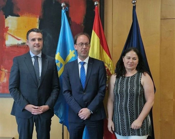 Por la izquierda, el consejero de Hacienda, Guillermo Peláez; el presidente de la Audiencia Provincial, Antonio Lorenzo; y la viceconsejera de Justicia, Encarnación Vicente.