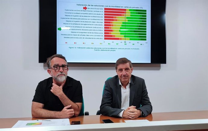 El portavoz del PSOE de Oviedo, Carlos Fernández Llaneza, y el concejal Juan Álvarez Areces en rueda de prensa.