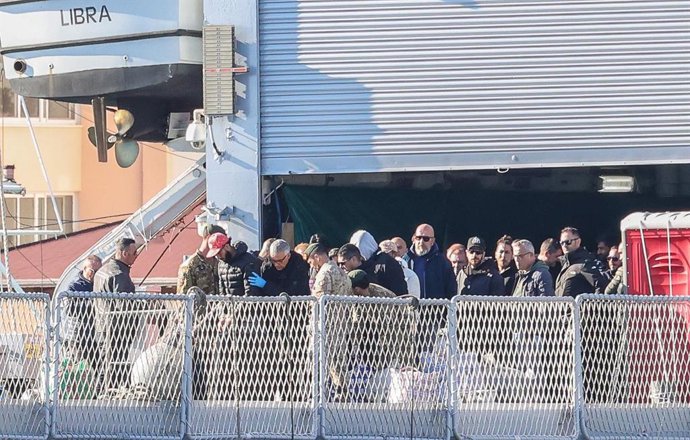 Archivo - Migrantes llegan al centro de detención organizado por Italia en Shengjin (Albania) 