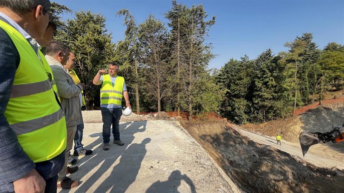 El alcalde en funciones, Juan Manuel Manso, (segundo izda) con técnicos de la empresa que realiza las obras.