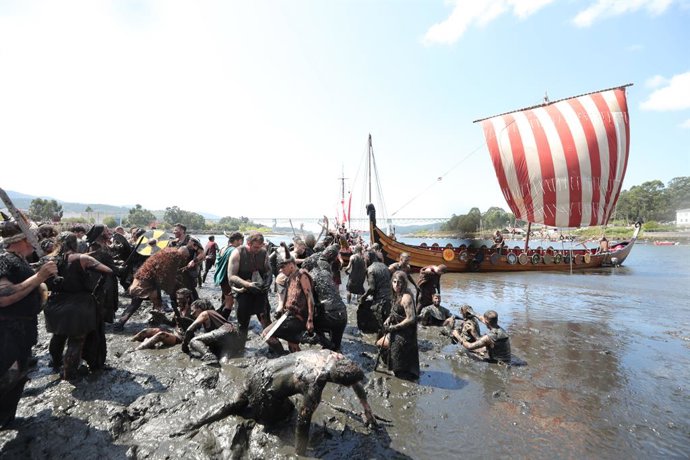 Archivo - Los participantes de la celebración de la Romería Vikinga de Catoira en Pontevedra (Galicia), durante el tradicional desembarco.