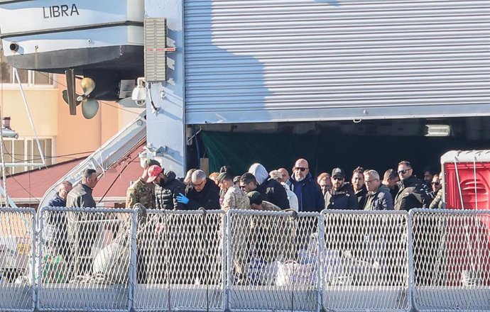 Archivo - April 11, 2025, Shengjin, Shengjin, Albania: Some of 40 migrants arrive handcuffed and disembark off an Italian Navy ship to transfer to an Italian run migration detention center in Shengjin, Albania, on April 11, 2025. It appeared to be the fir